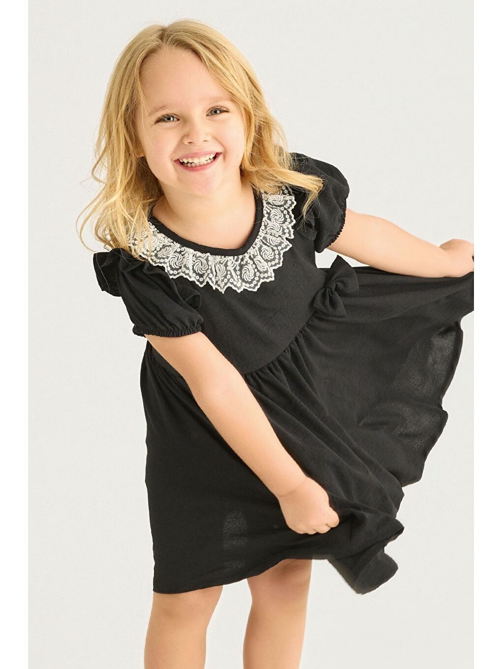 Bisiklet Yaka Dantelli Fiyonk Detaylı Siyah Renk Elbise-2