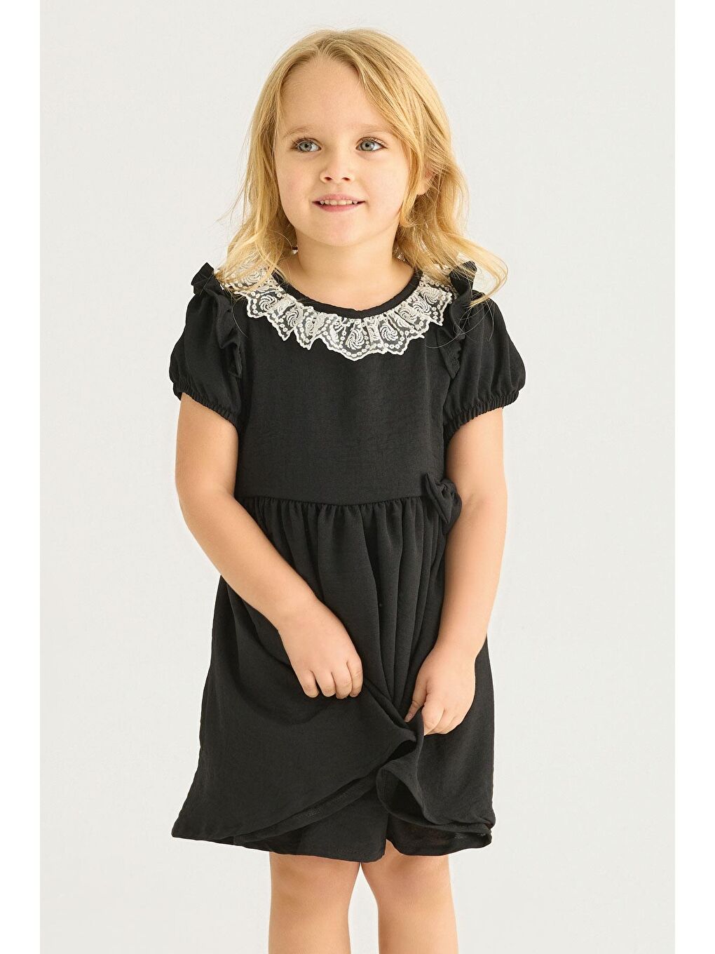 Bisiklet Yaka Dantelli Fiyonk Detaylı Siyah Renk Elbise-3