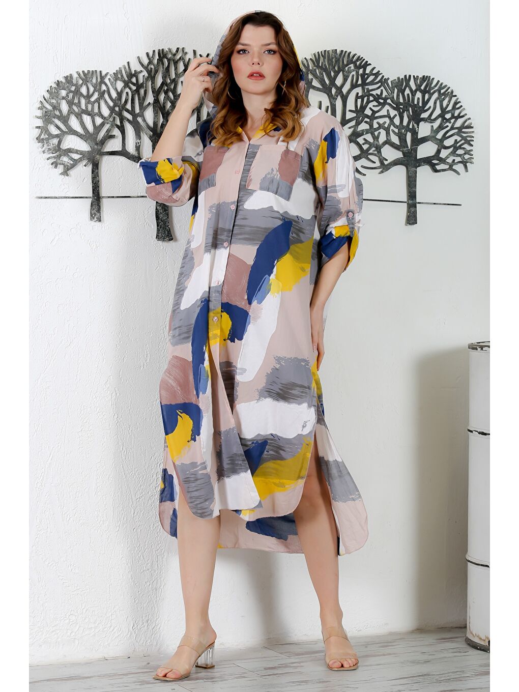 Kahverengi İtalyan Sütlü Kahve Kapüşonlu Düğmeli Uzun Kollu Çift Cepli Allover Baskılı Dokuma Elbise 130 65