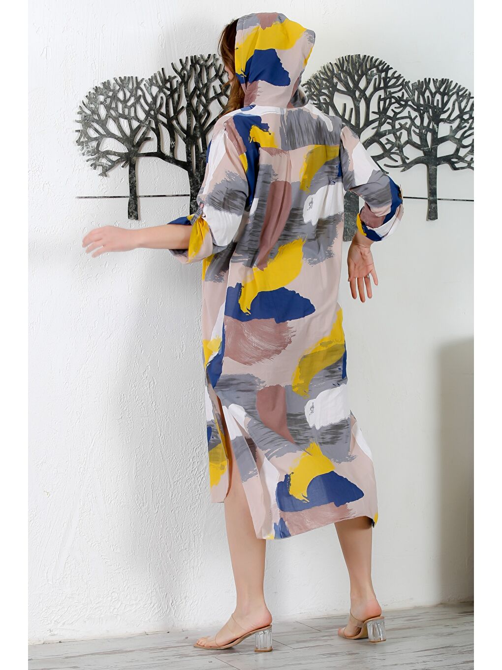 Kahverengi İtalyan Sütlü Kahve Kapüşonlu Düğmeli Uzun Kollu Çift Cepli Allover Baskılı Dokuma Elbise 130 65-7