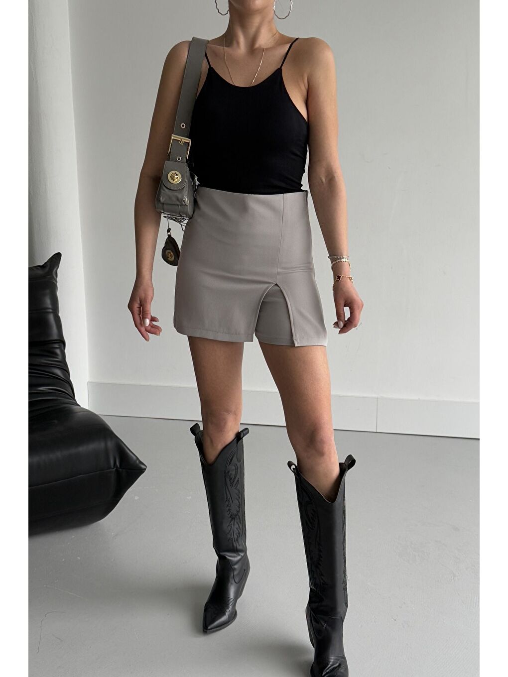 Gri Kadın Yırtmaç Detaylı Kısa Şort Etek-1