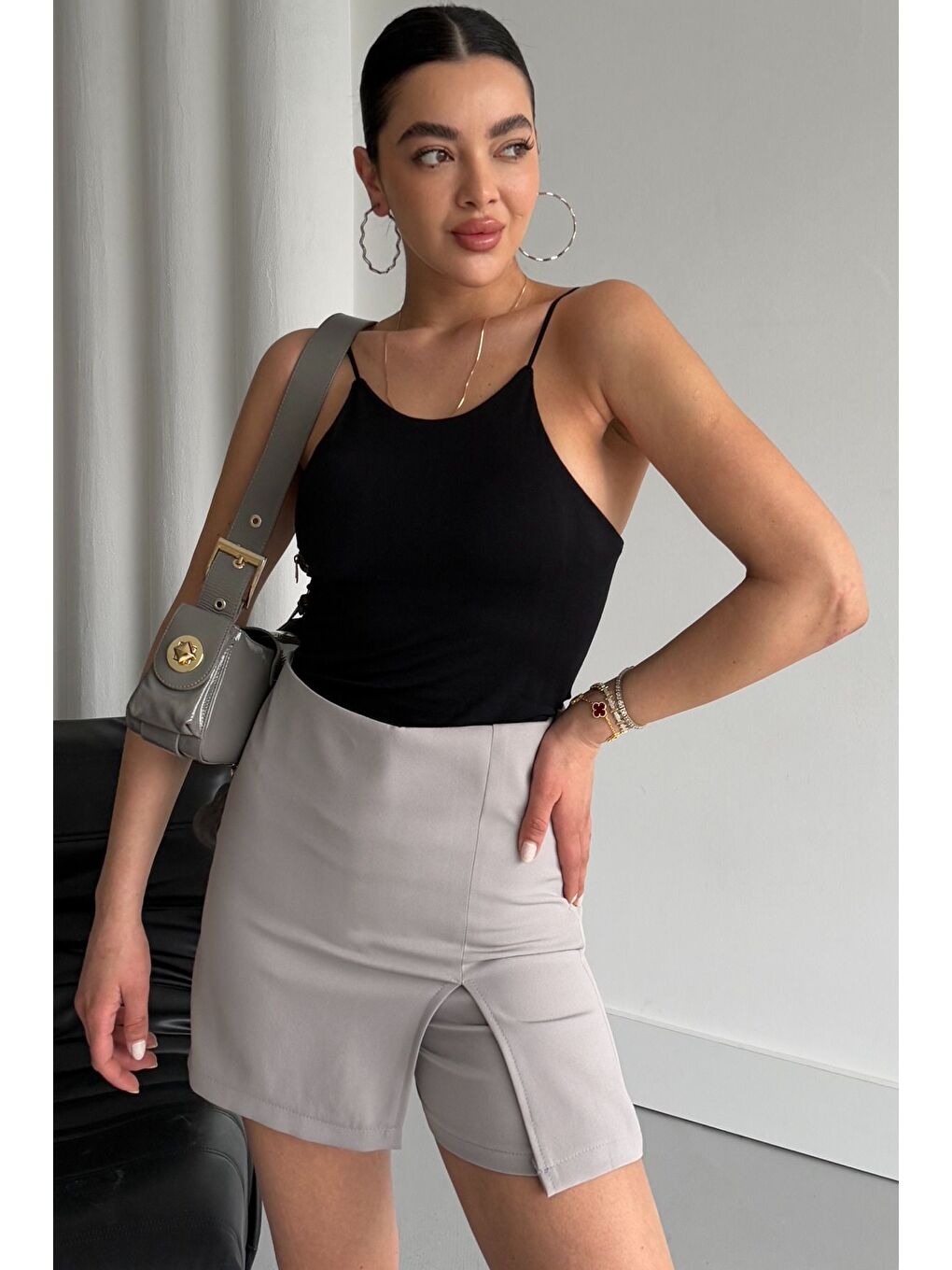 Gri Kadın Yırtmaç Detaylı Kısa Şort Etek-4