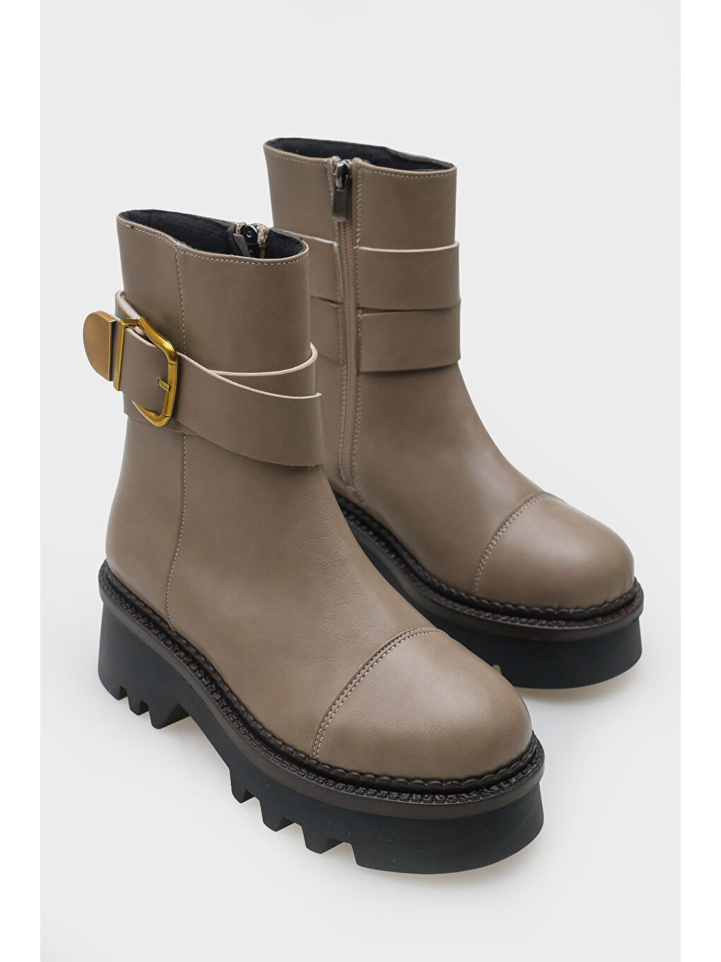 Bej Giselle Trak Tabanlı Metal Tokalı Yandan Fermuarlı Kadın Uzun Bot-1