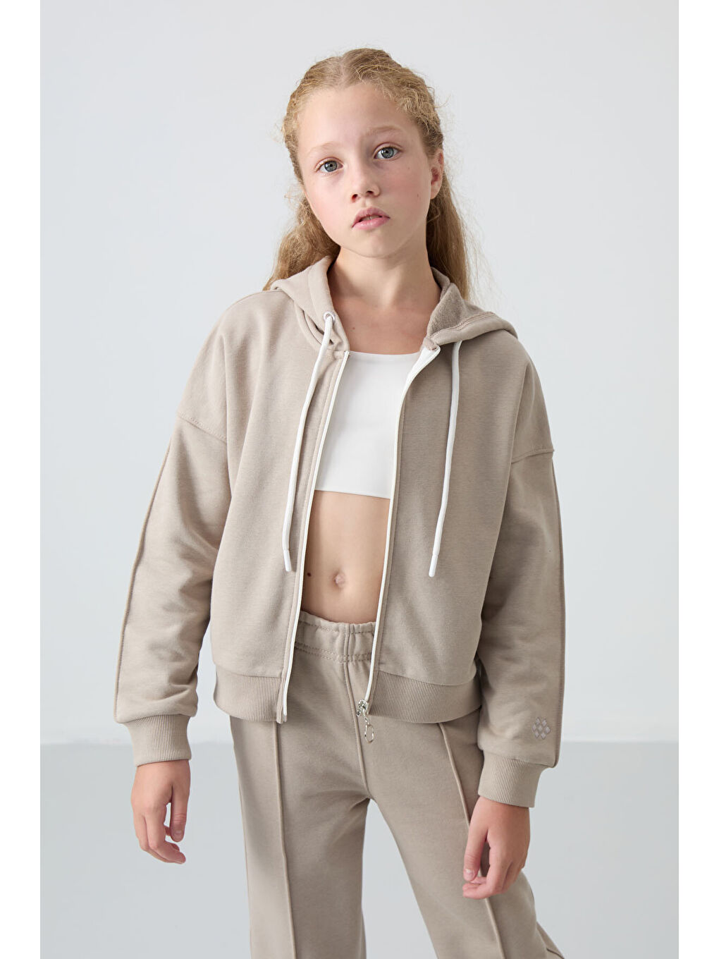 Koyu Bej Pamuklu İçi Tüylü Yumuşak Dokulu Standart Fit Nakışlı Kız Çocuk Eşofman Takım - 75161-3