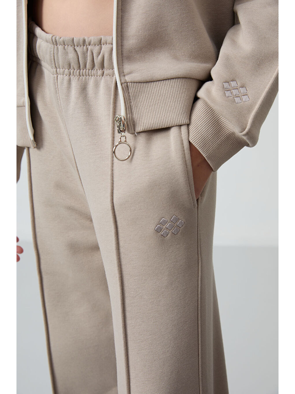 Koyu Bej Pamuklu İçi Tüylü Yumuşak Dokulu Standart Fit Nakışlı Kız Çocuk Eşofman Takım - 75161-7