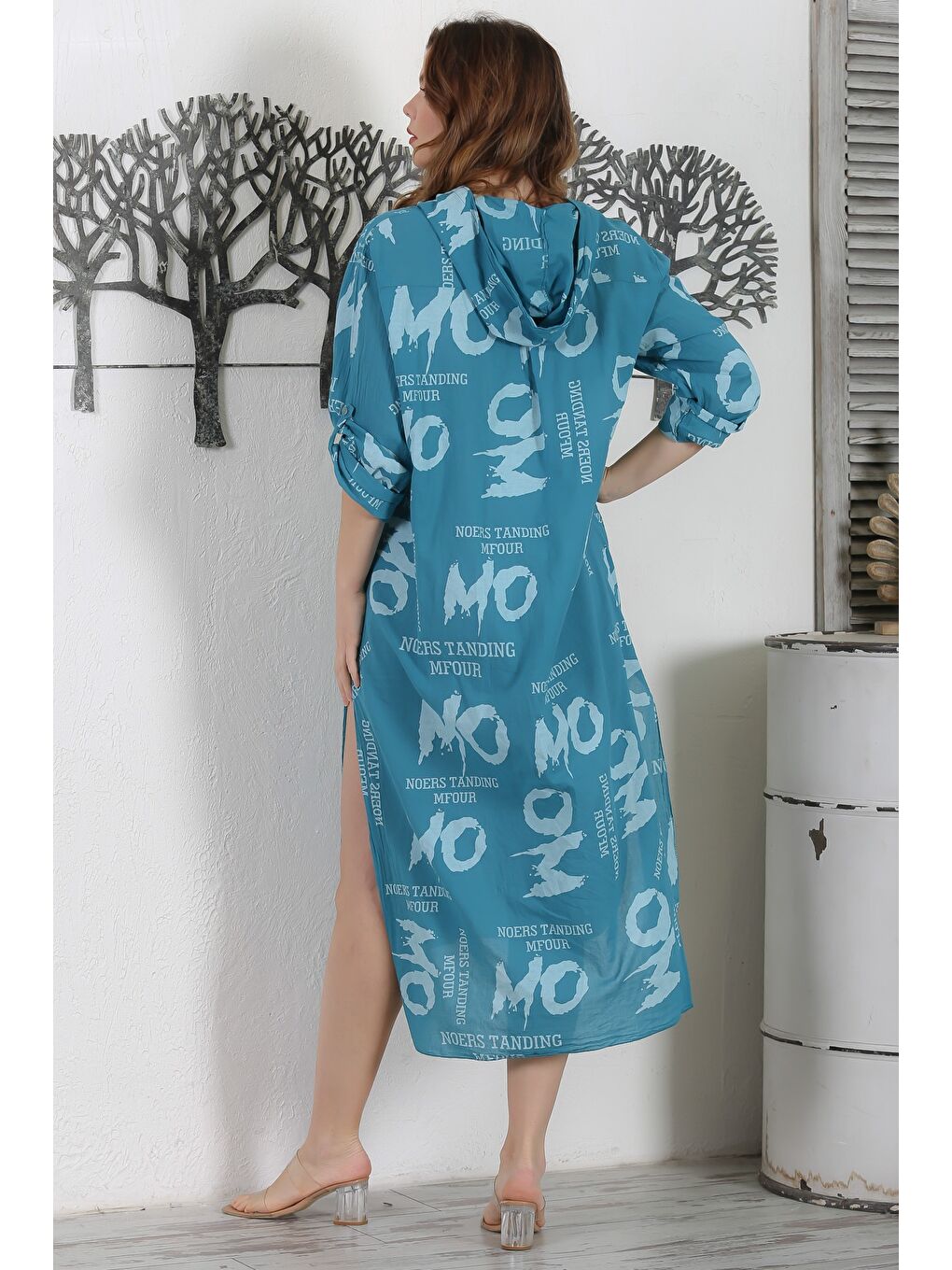 İtalyan Petrol Mavisi Kapüşonlu Düğmeli Uzun Kollu Çift Cepli Allover Baskılı Dokuma Elbise-7