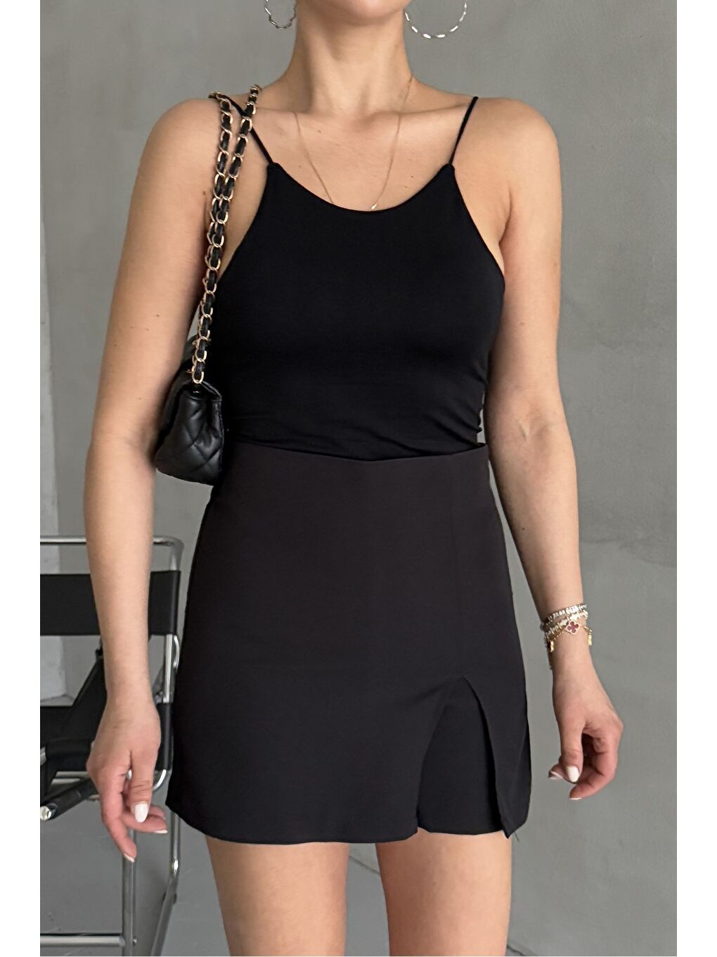 Siyah Kadın Yırtmaç Detaylı Kısa Şort Etek-1