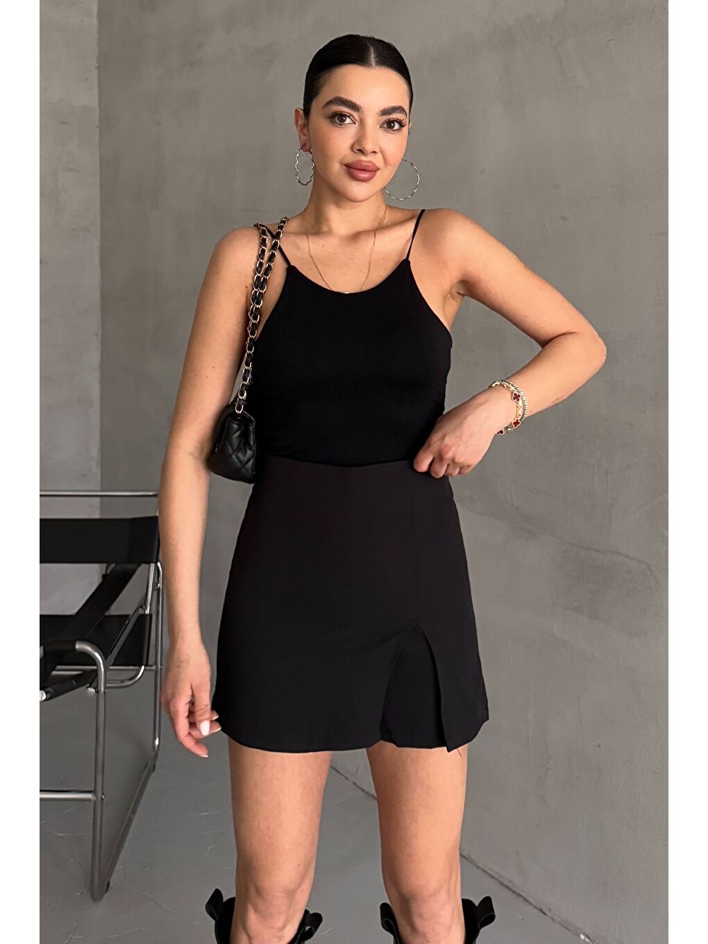 Siyah Kadın Yırtmaç Detaylı Kısa Şort Etek-2