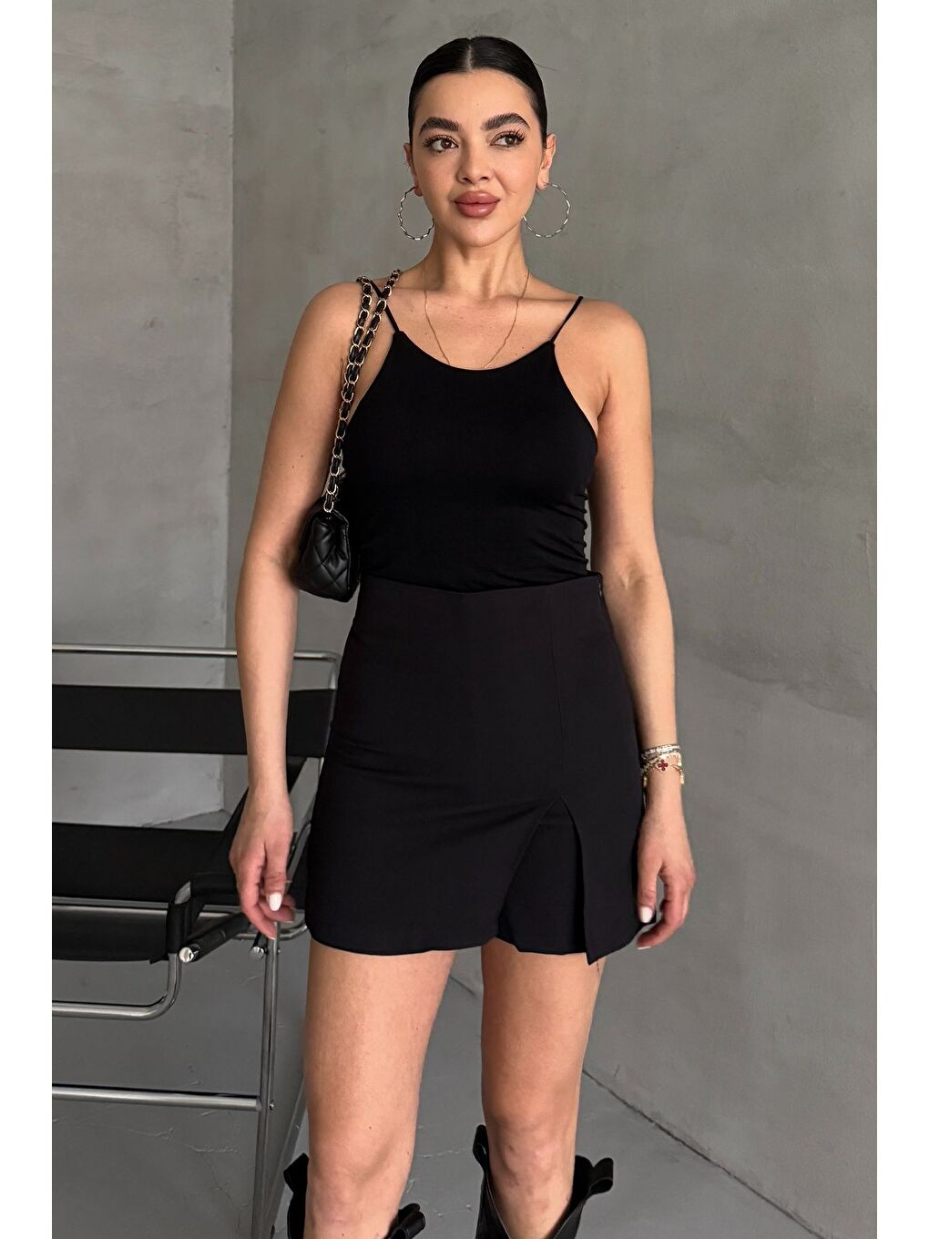 Siyah Kadın Yırtmaç Detaylı Kısa Şort Etek-3