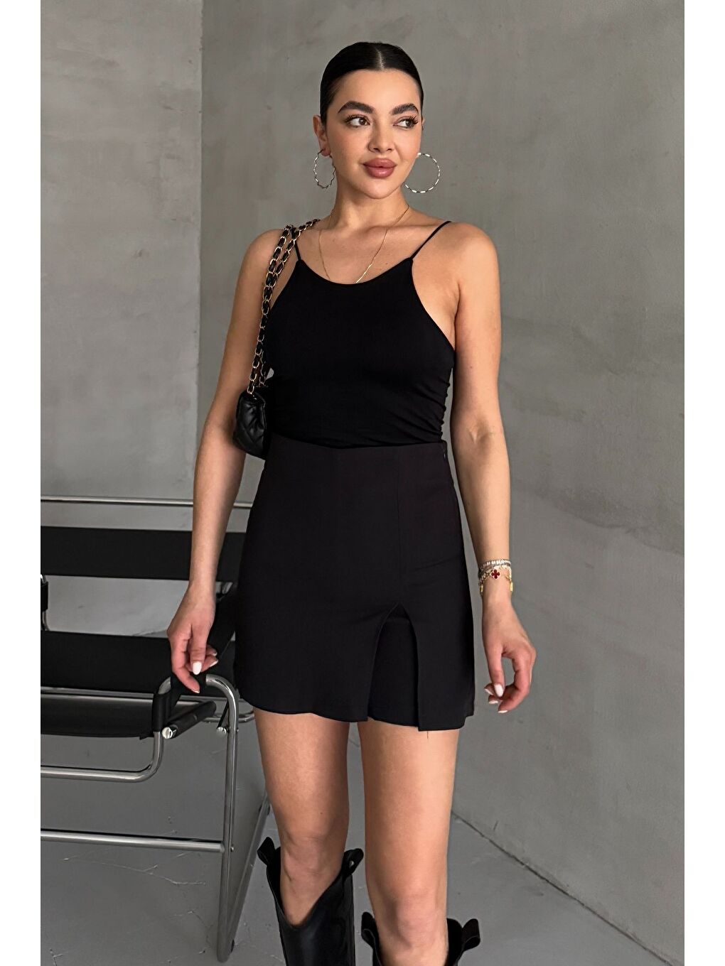 Siyah Kadın Yırtmaç Detaylı Kısa Şort Etek-4