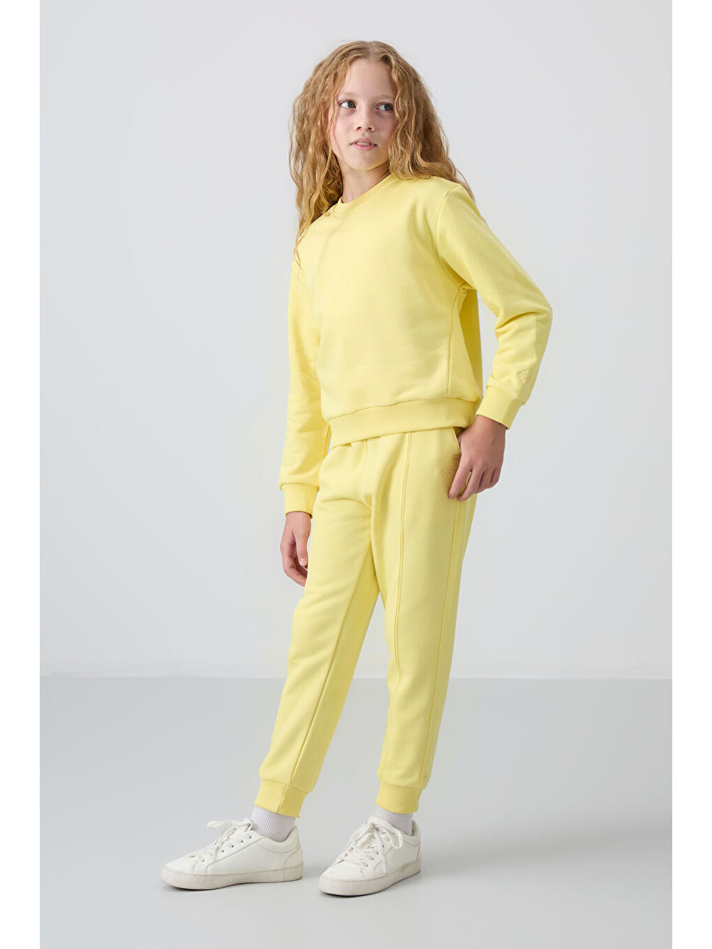 Sarı Pamuklu İçi Tüylü Yumuşak Dokulu Oversize Nakışlı Kız Çocuk Eşofman Takım - 75145-4