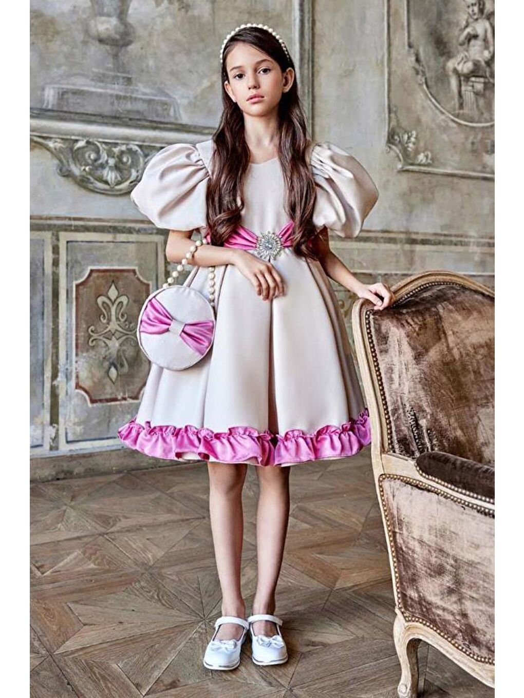 Kız Çocuk Balon Kollu Belinde Broş ve Kemer Detaylı Etek Ucu Fırfırlı Bej Abiye