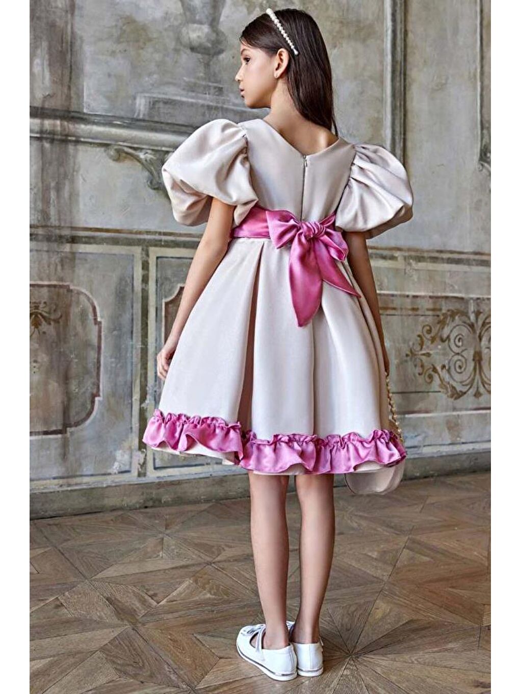 Kız Çocuk Balon Kollu Belinde Broş ve Kemer Detaylı Etek Ucu Fırfırlı Bej Abiye-1