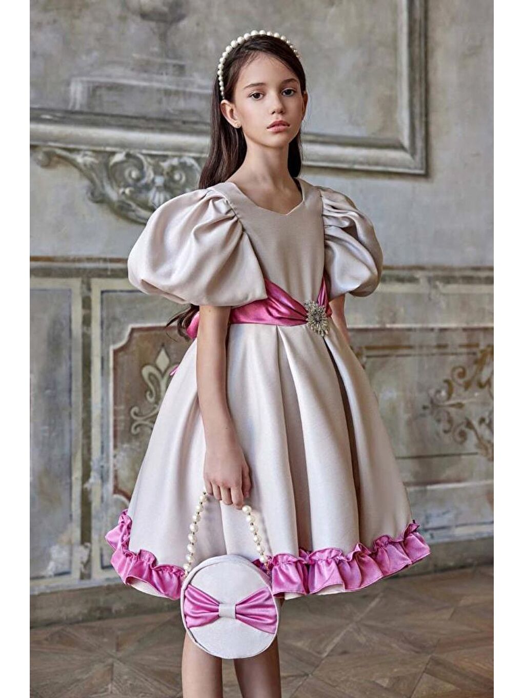 Kız Çocuk Balon Kollu Belinde Broş ve Kemer Detaylı Etek Ucu Fırfırlı Bej Abiye-2