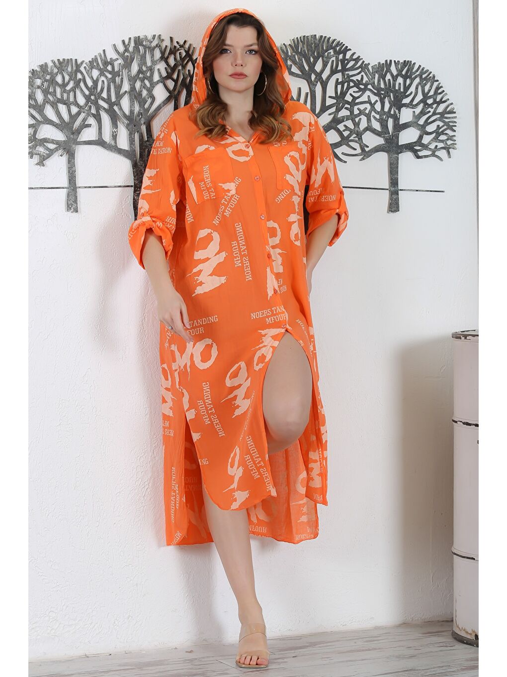 İtalyan Turuncu Kapüşonlu Düğmeli Uzun Kollu Çift Cepli Yırtmaçlı Allover Baskılı Dokuma Elbise