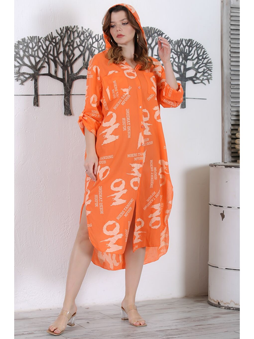 İtalyan Turuncu Kapüşonlu Düğmeli Uzun Kollu Çift Cepli Yırtmaçlı Allover Baskılı Dokuma Elbise-1
