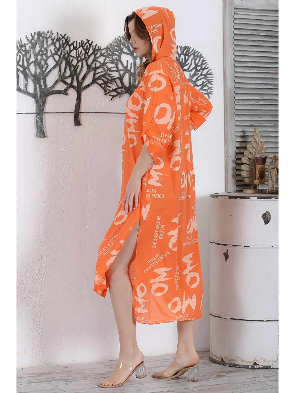 İtalyan Turuncu Kapüşonlu Düğmeli Uzun Kollu Çift Cepli Yırtmaçlı Allover Baskılı Dokuma Elbise-2