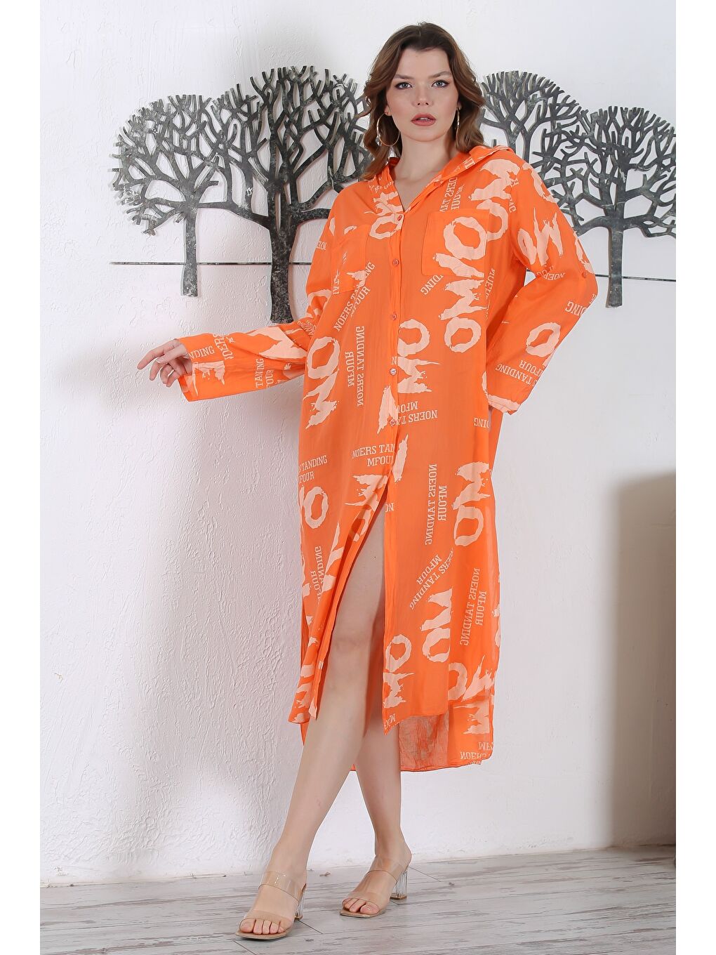 İtalyan Turuncu Kapüşonlu Düğmeli Uzun Kollu Çift Cepli Yırtmaçlı Allover Baskılı Dokuma Elbise-3