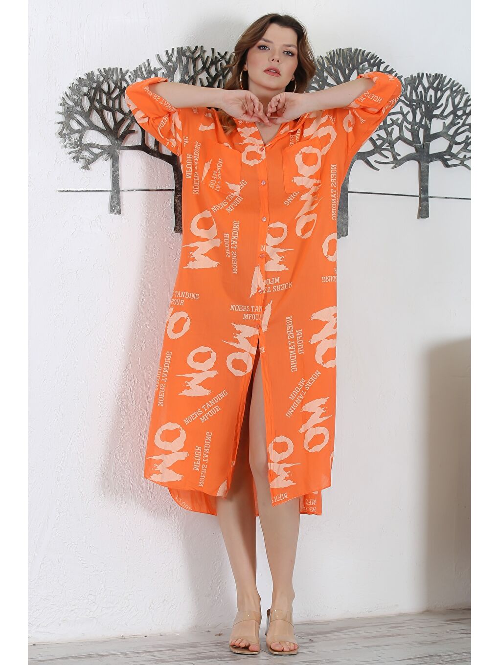 İtalyan Turuncu Kapüşonlu Düğmeli Uzun Kollu Çift Cepli Yırtmaçlı Allover Baskılı Dokuma Elbise-4