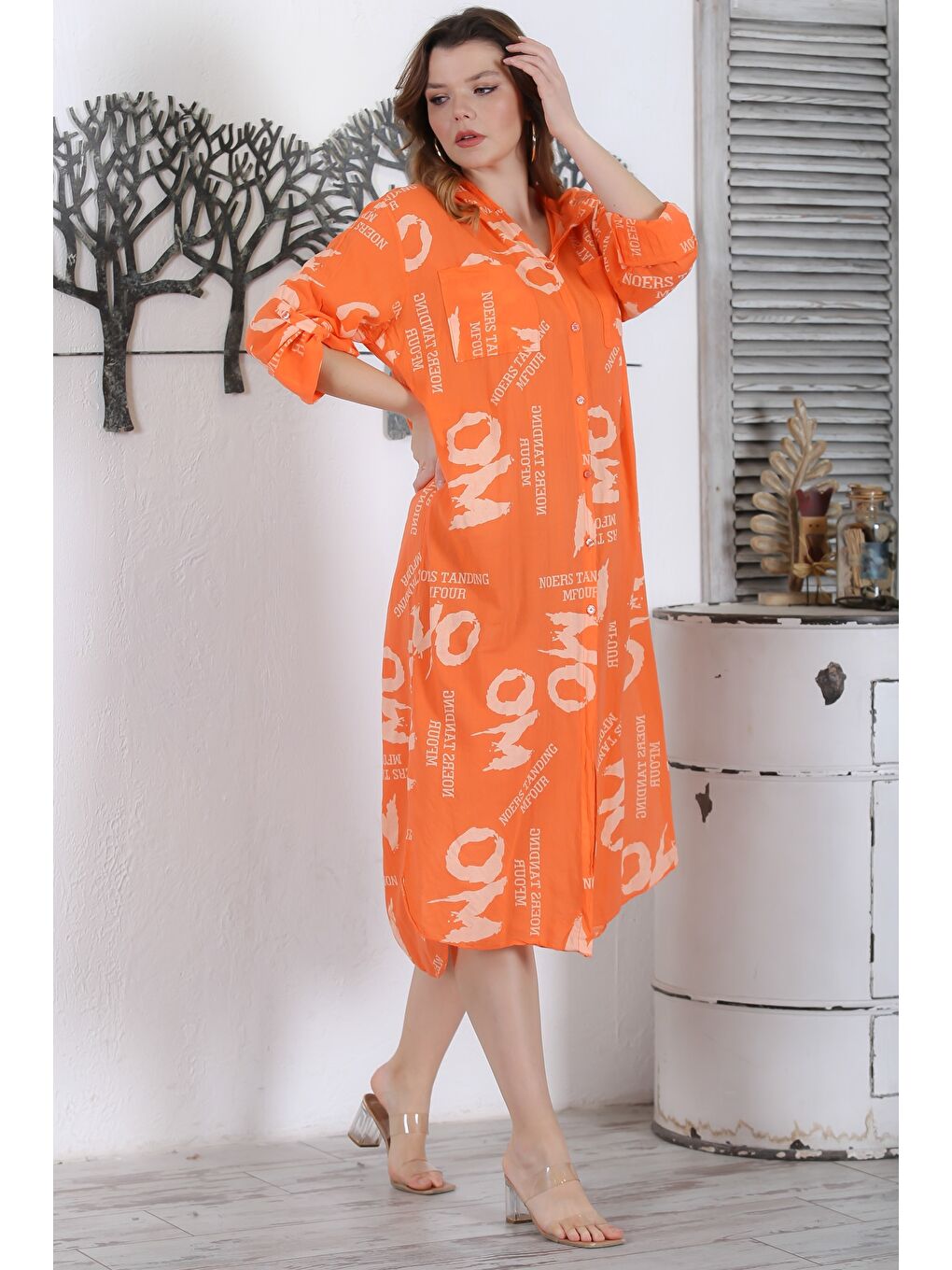 İtalyan Turuncu Kapüşonlu Düğmeli Uzun Kollu Çift Cepli Yırtmaçlı Allover Baskılı Dokuma Elbise-5