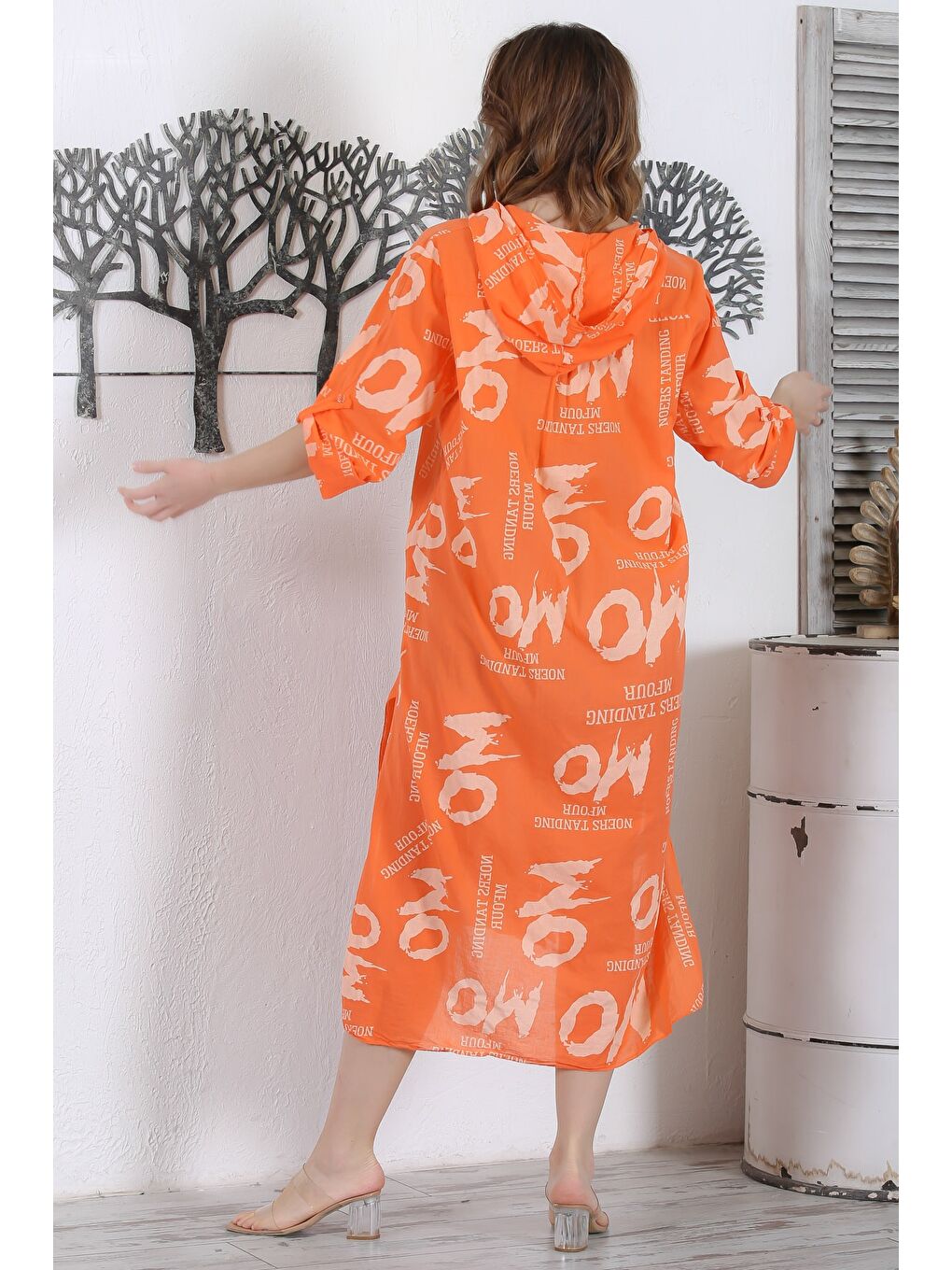 İtalyan Turuncu Kapüşonlu Düğmeli Uzun Kollu Çift Cepli Yırtmaçlı Allover Baskılı Dokuma Elbise-7