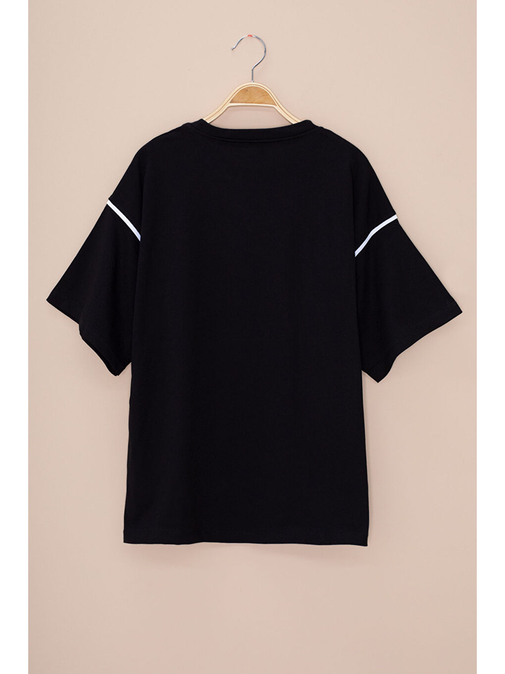 Siyah Kolu Şerit Detaylı Payetli Kız Çocuk Oversize Tişört 20813-2