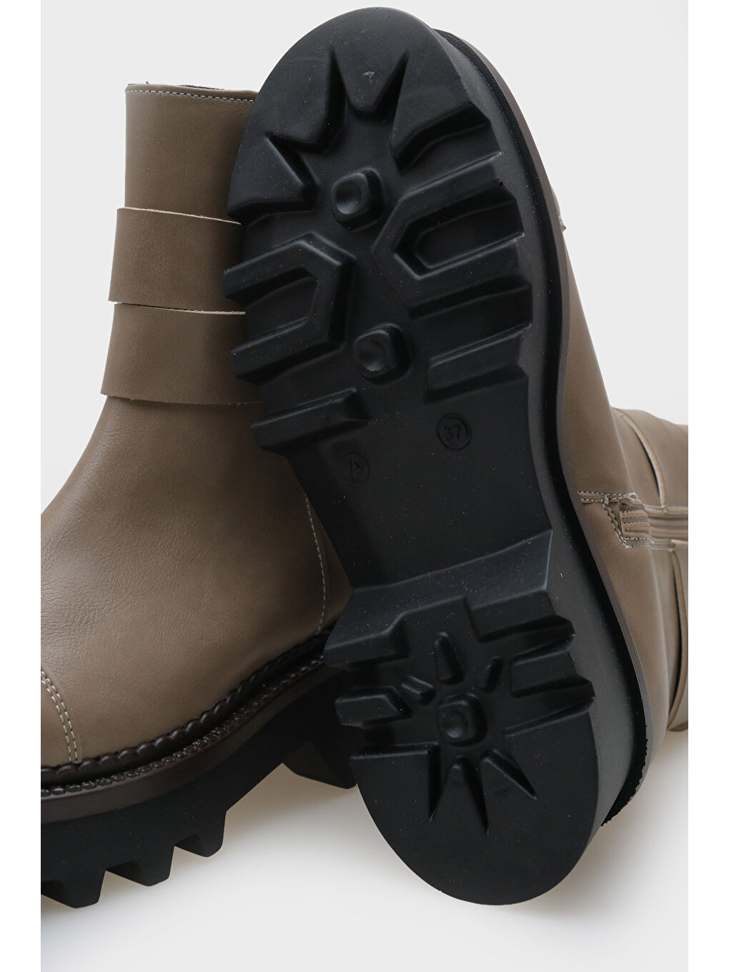 Bej Giselle Trak Tabanlı Metal Tokalı Yandan Fermuarlı Kadın Uzun Bot-3