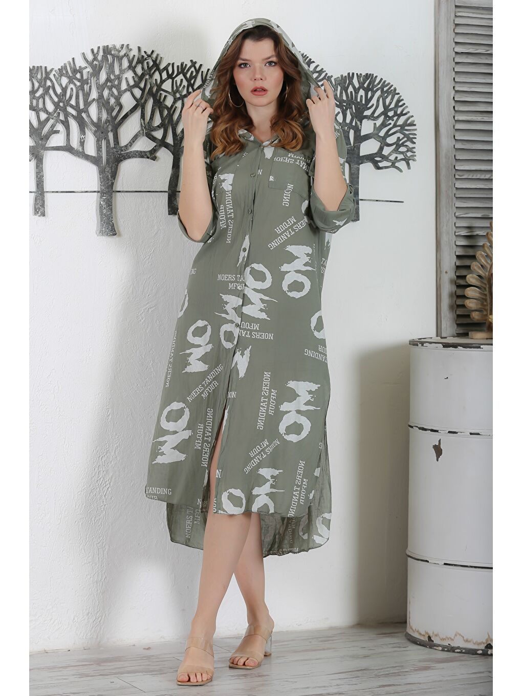 İtalyan Haki Kapüşonlu Düğmeli Uzun Kollu Çift Cepli Yırtmaçlı Allover Baskılı Dokuma Elbise