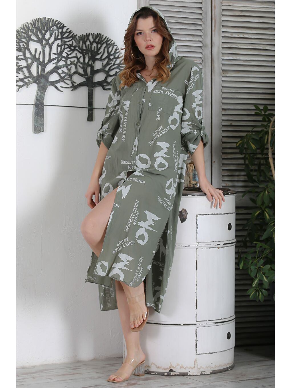 İtalyan Haki Kapüşonlu Düğmeli Uzun Kollu Çift Cepli Yırtmaçlı Allover Baskılı Dokuma Elbise-1