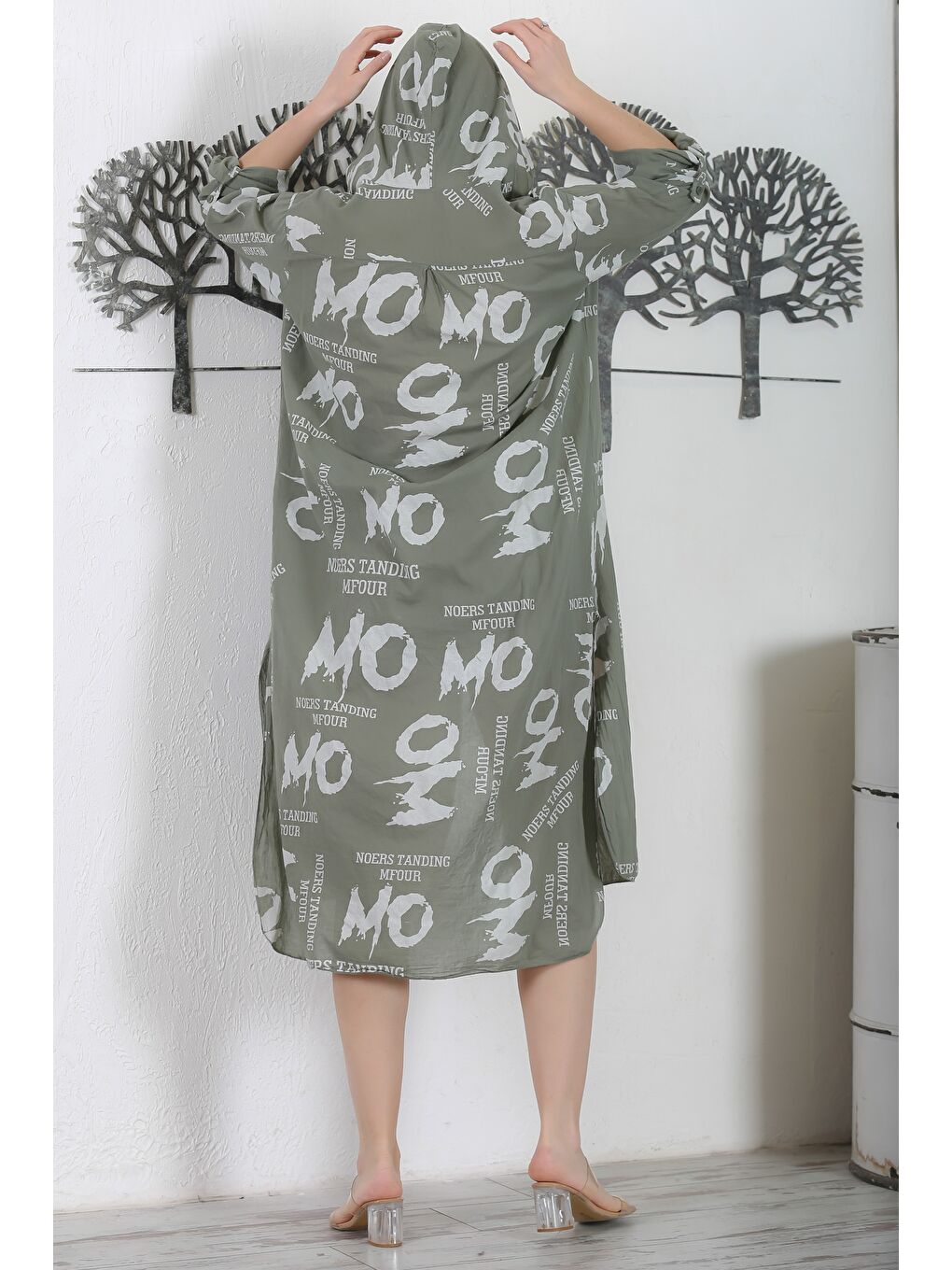 İtalyan Haki Kapüşonlu Düğmeli Uzun Kollu Çift Cepli Yırtmaçlı Allover Baskılı Dokuma Elbise-7