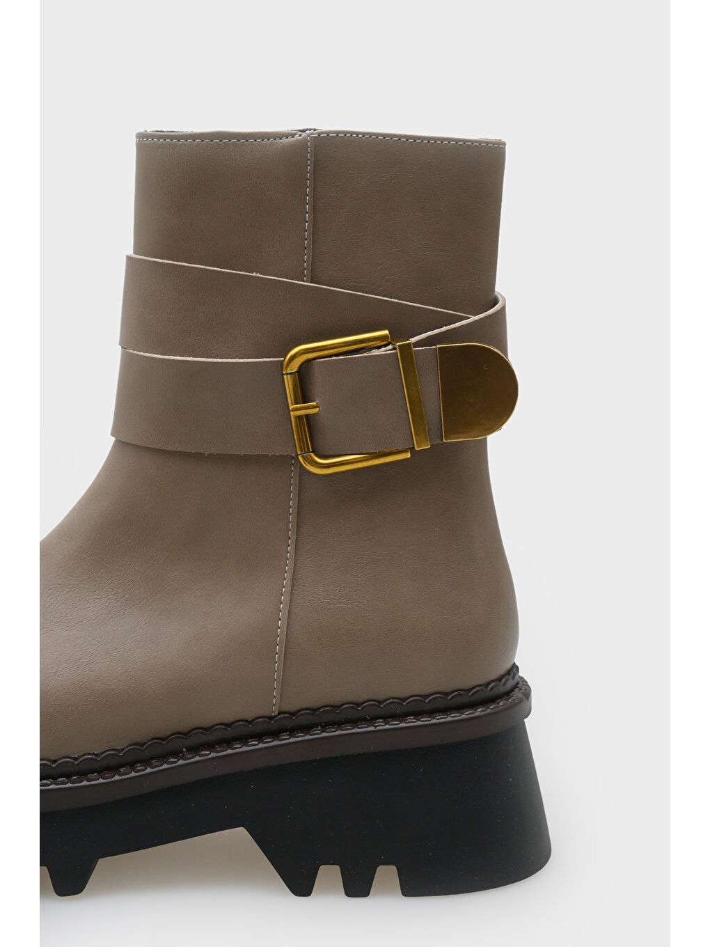 Bej Giselle Trak Tabanlı Metal Tokalı Yandan Fermuarlı Kadın Uzun Bot-4