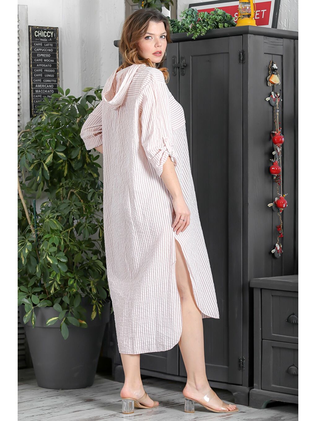 İtalyan Bej Kapüşonlu Düğmeli Uzun Kollu Çizgili Çift Cepli Yırtmaçlı Dokuma Elbise 130 65-7