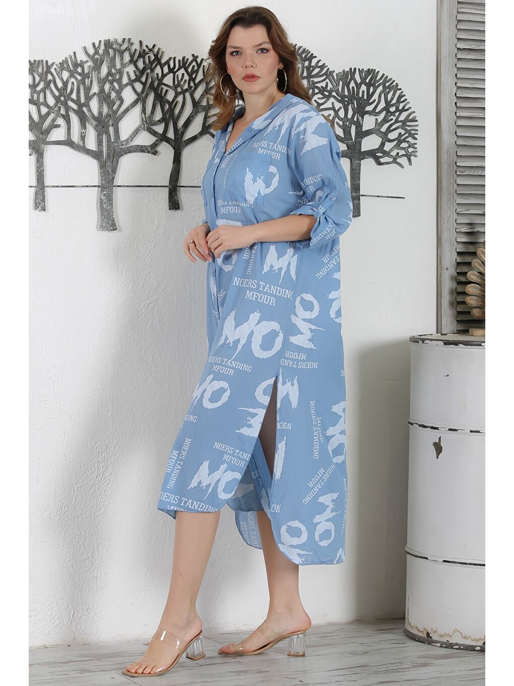 İtalyan Gök Mavisi Kapüşonlu Düğmeli Uzun Kollu Çift Cepli Yırtmaçlı Allover Baskılı Dokuma Elbise-1