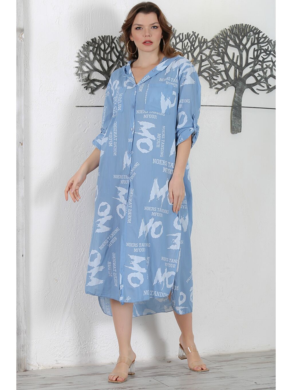 İtalyan Gök Mavisi Kapüşonlu Düğmeli Uzun Kollu Çift Cepli Yırtmaçlı Allover Baskılı Dokuma Elbise-3