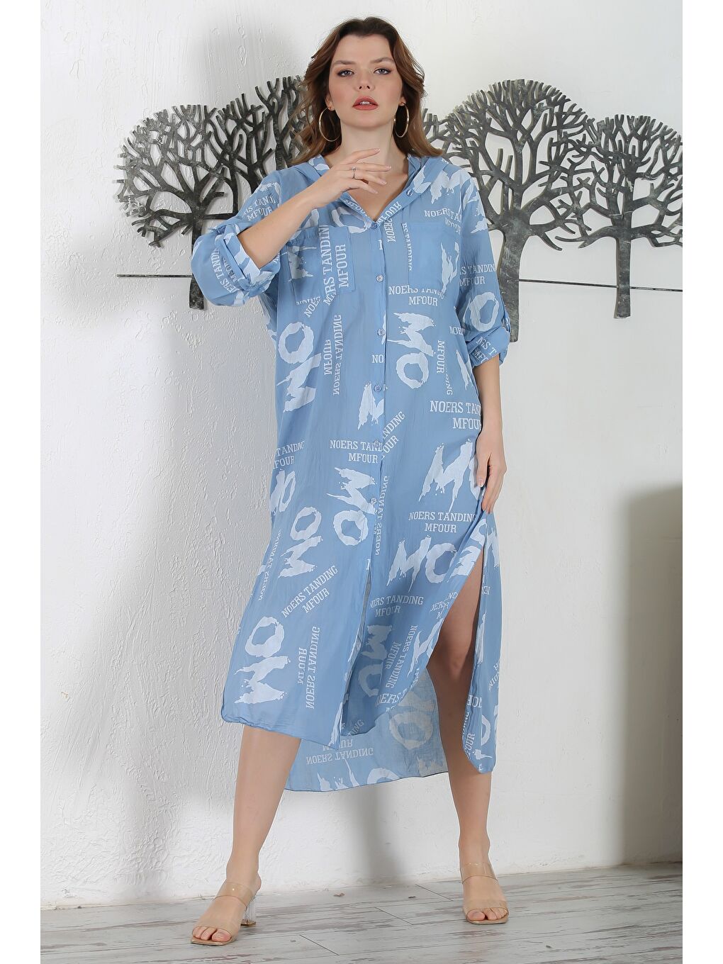 İtalyan Gök Mavisi Kapüşonlu Düğmeli Uzun Kollu Çift Cepli Yırtmaçlı Allover Baskılı Dokuma Elbise-4