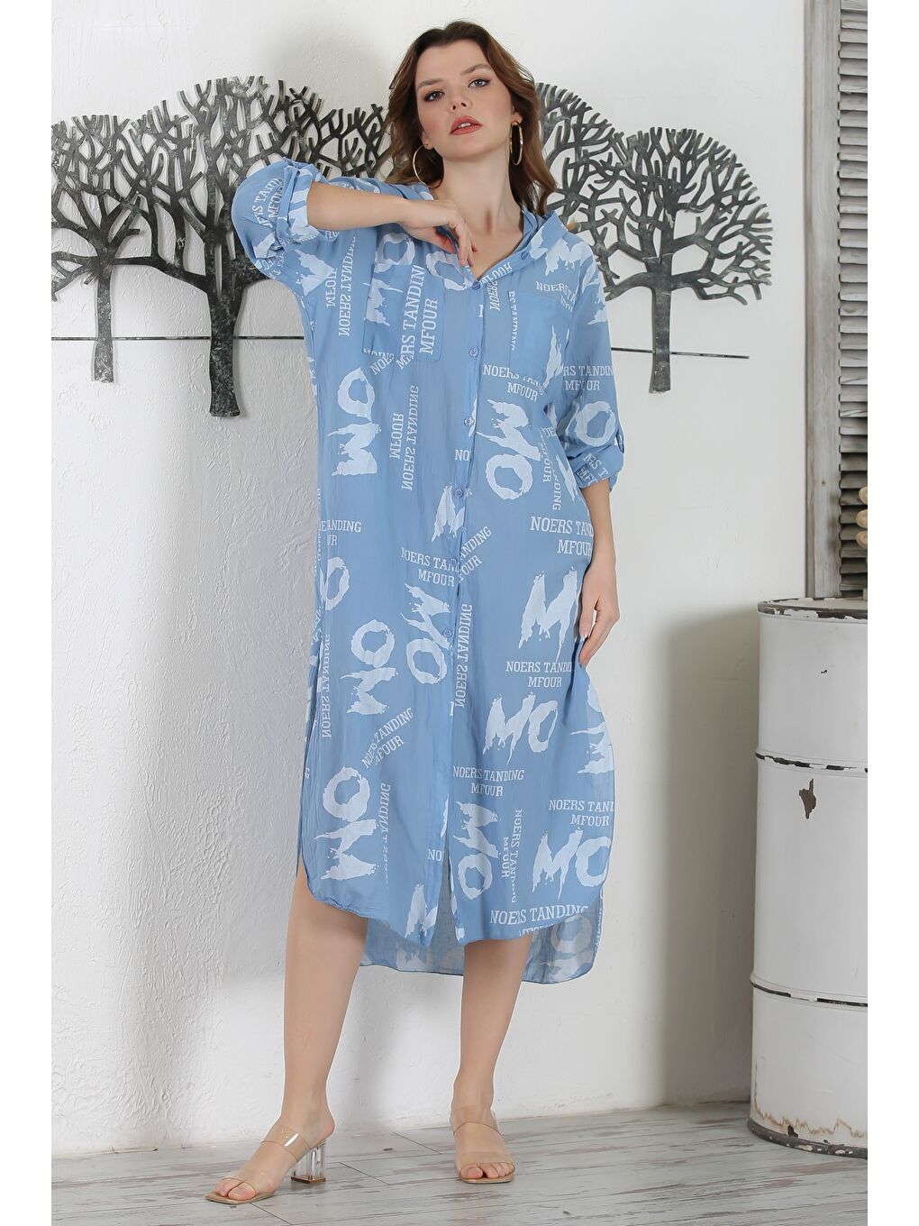 İtalyan Gök Mavisi Kapüşonlu Düğmeli Uzun Kollu Çift Cepli Yırtmaçlı Allover Baskılı Dokuma Elbise-5