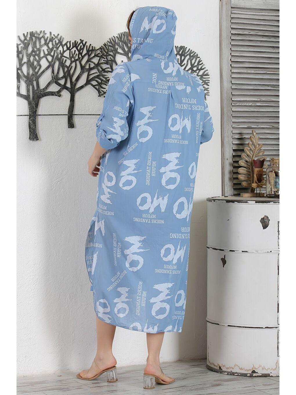 İtalyan Gök Mavisi Kapüşonlu Düğmeli Uzun Kollu Çift Cepli Yırtmaçlı Allover Baskılı Dokuma Elbise-7