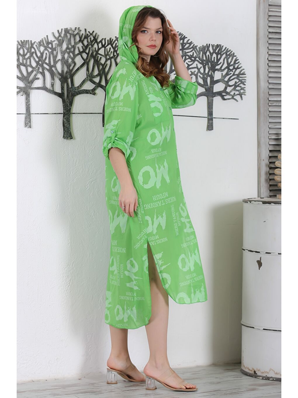 İtalyan Fıstık Yeşili Kapüşonlu Düğmeli Uzun Kollu Çift Cepli Allover Baskılı Dokuma Elbise 130 65-2