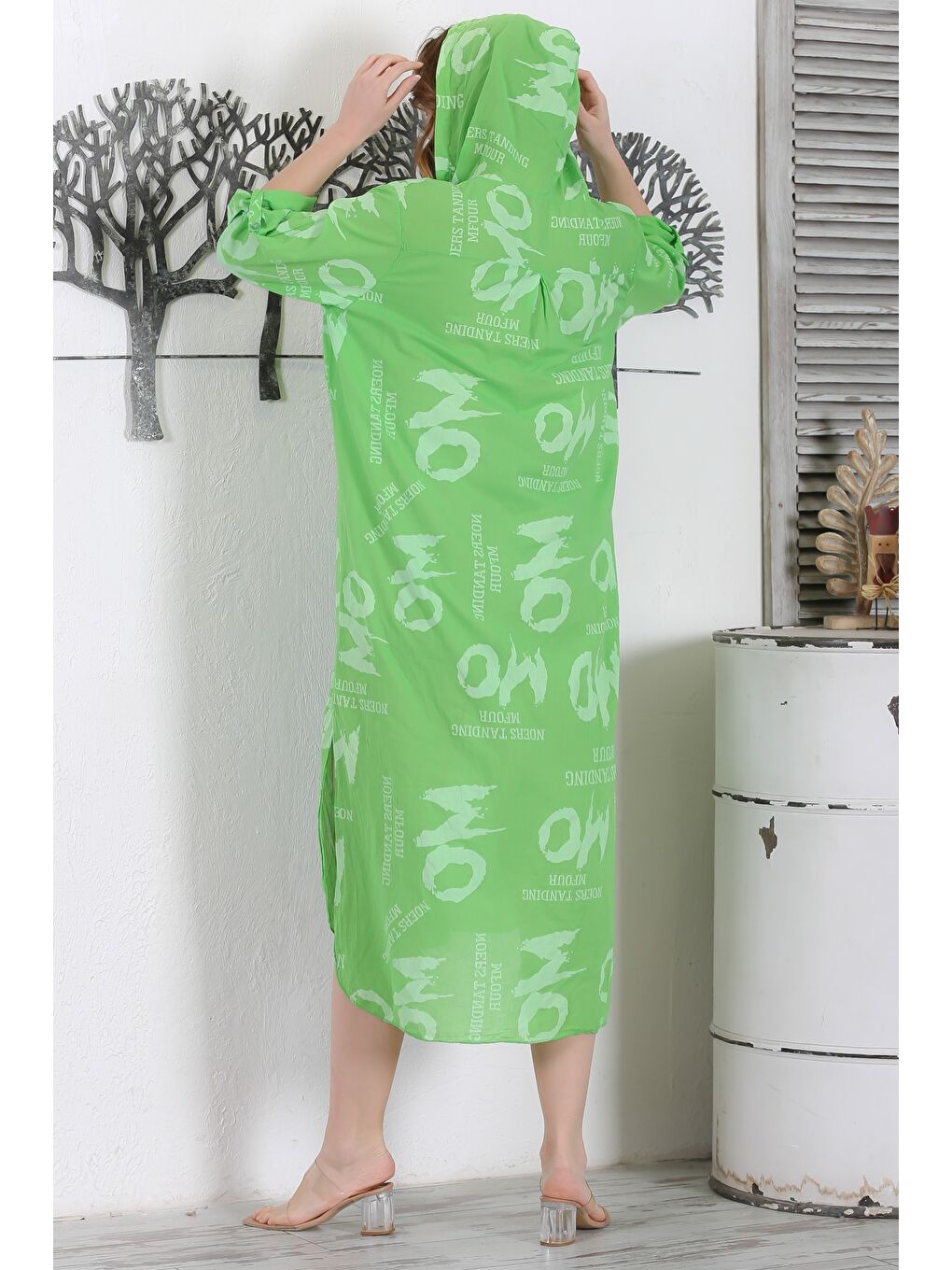İtalyan Fıstık Yeşili Kapüşonlu Düğmeli Uzun Kollu Çift Cepli Allover Baskılı Dokuma Elbise 130 65-6