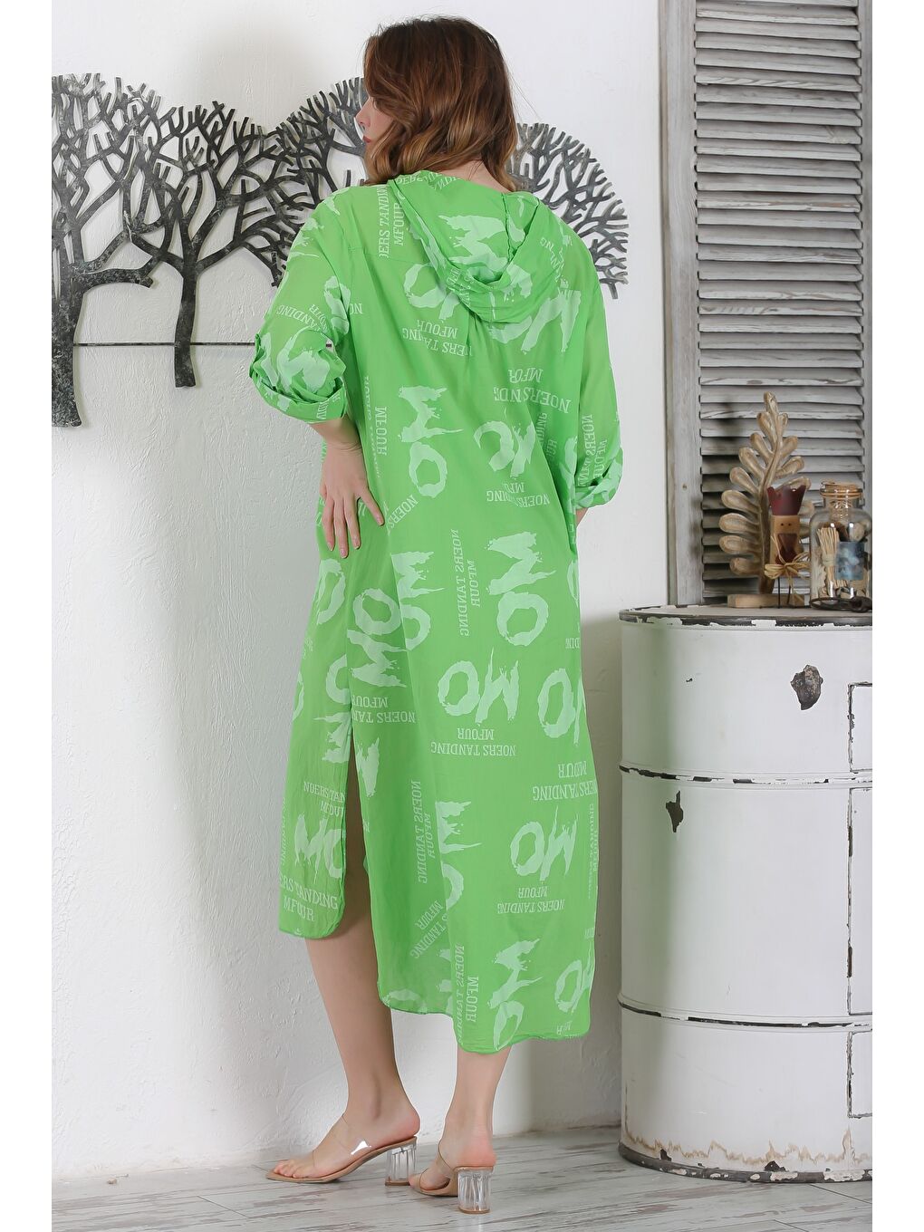 İtalyan Fıstık Yeşili Kapüşonlu Düğmeli Uzun Kollu Çift Cepli Allover Baskılı Dokuma Elbise 130 65-7