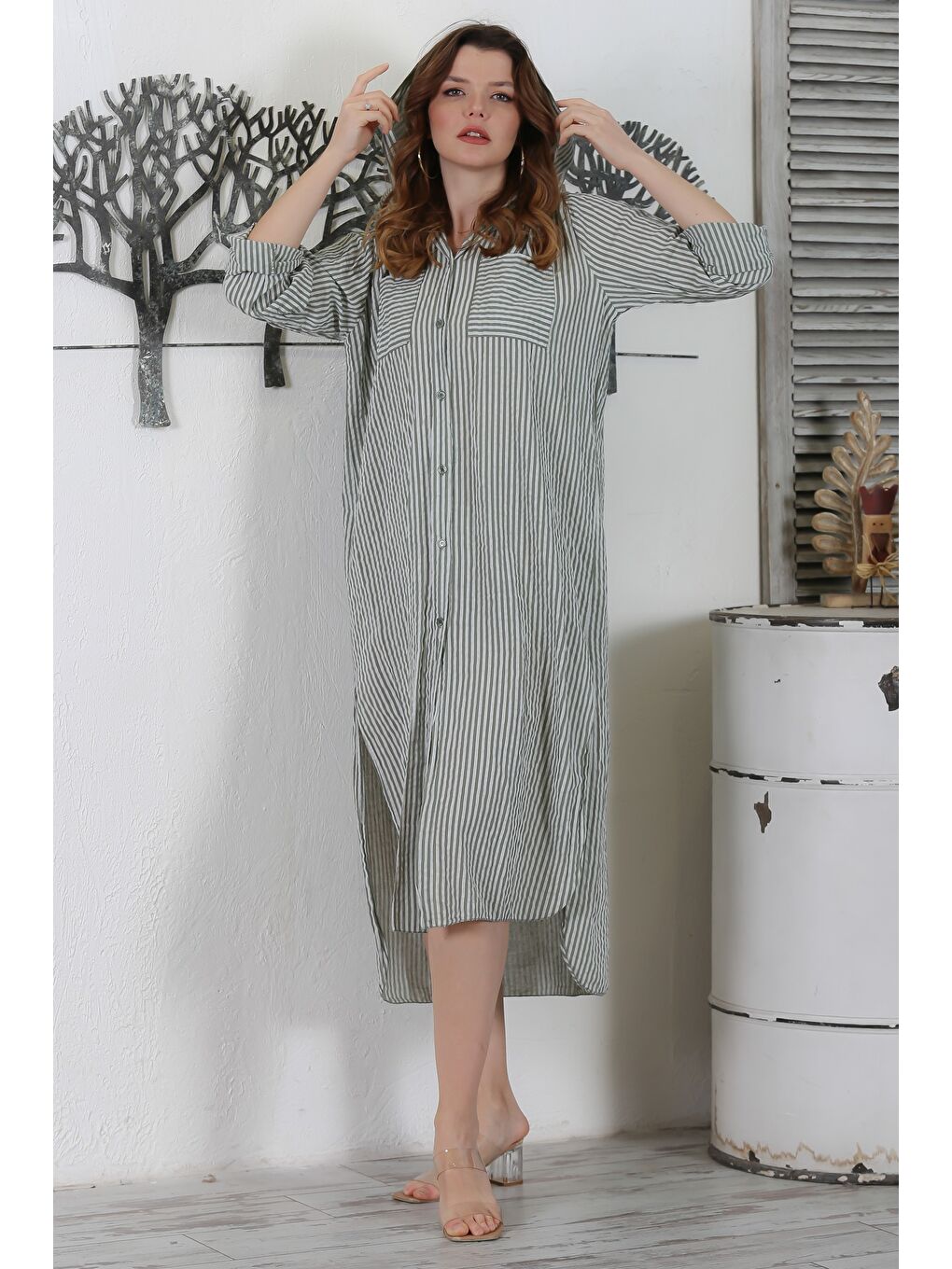 İtalyan Haki Kapüşonlu Düğmeli Uzun Kollu Çizgili Çift Cepli Yırtmaçlı Dokuma Elbise 130 65