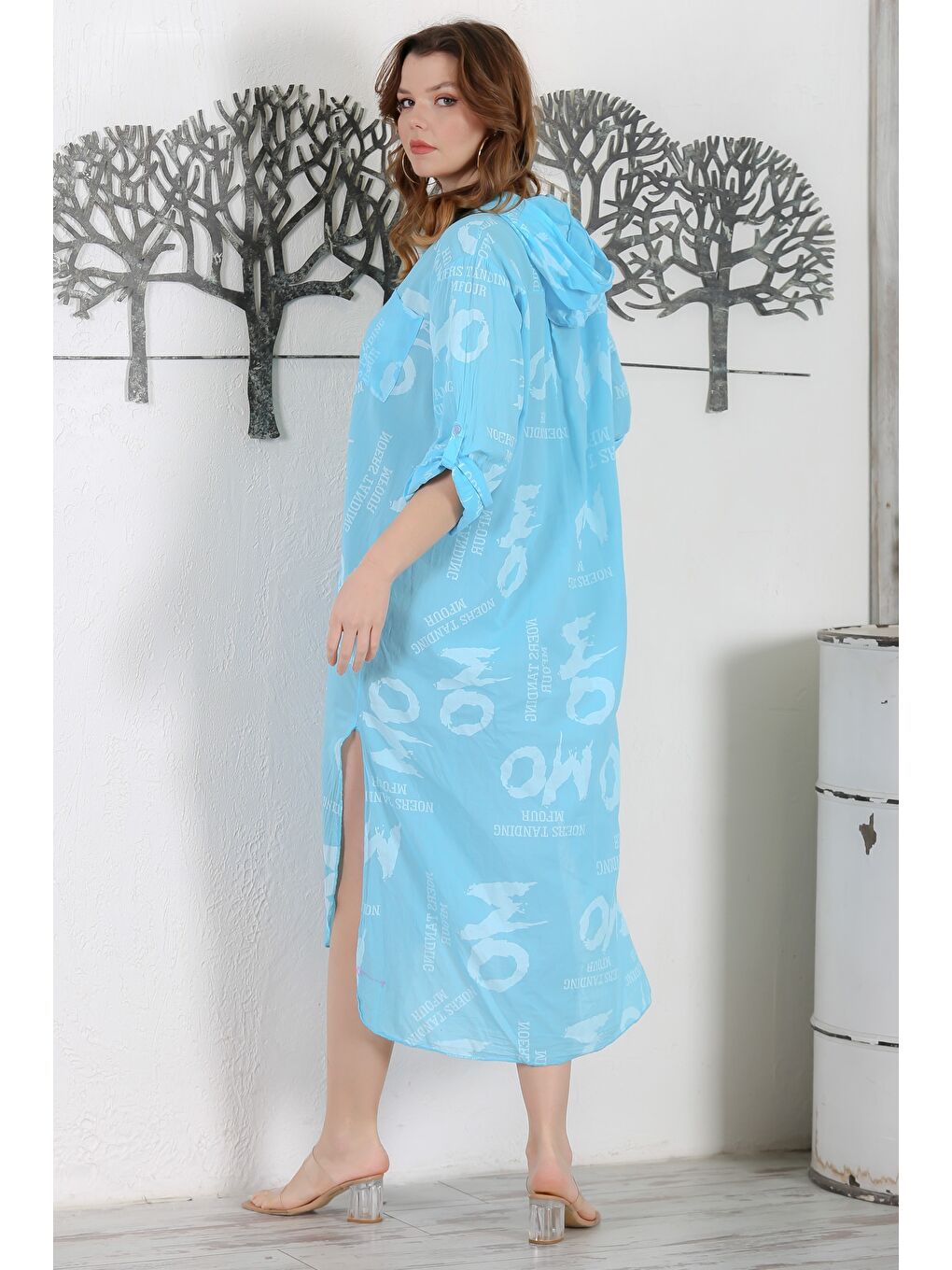 İtalyan Açık Turkuaz Kapüşonlu Düğmeli Uzun Kollu Çift Cepli Allover Baskılı Dokuma Elbise 130 65-2