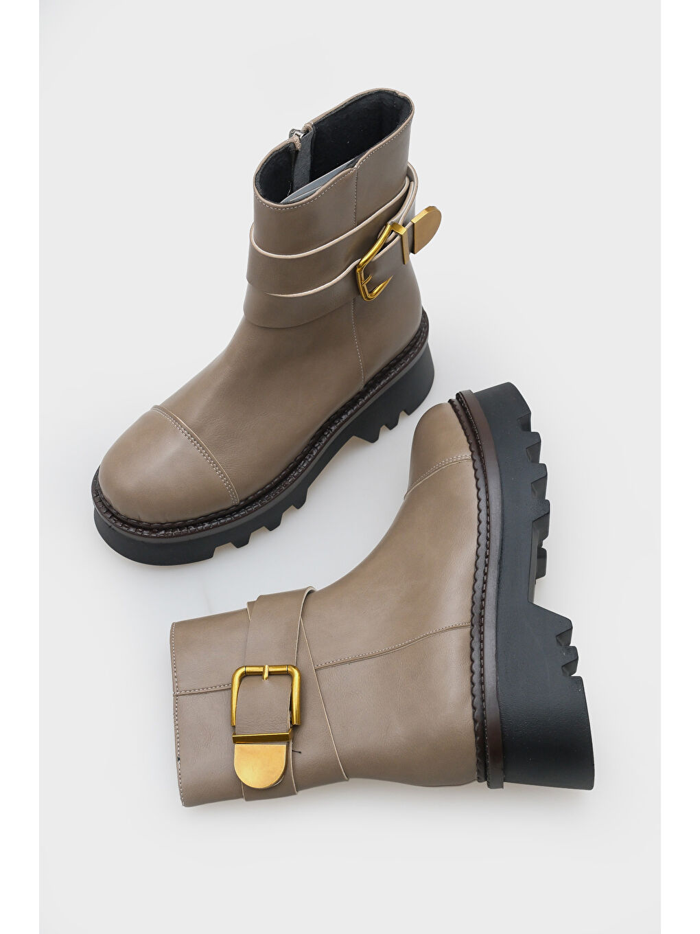 Bej Giselle Trak Tabanlı Metal Tokalı Yandan Fermuarlı Kadın Uzun Bot-5