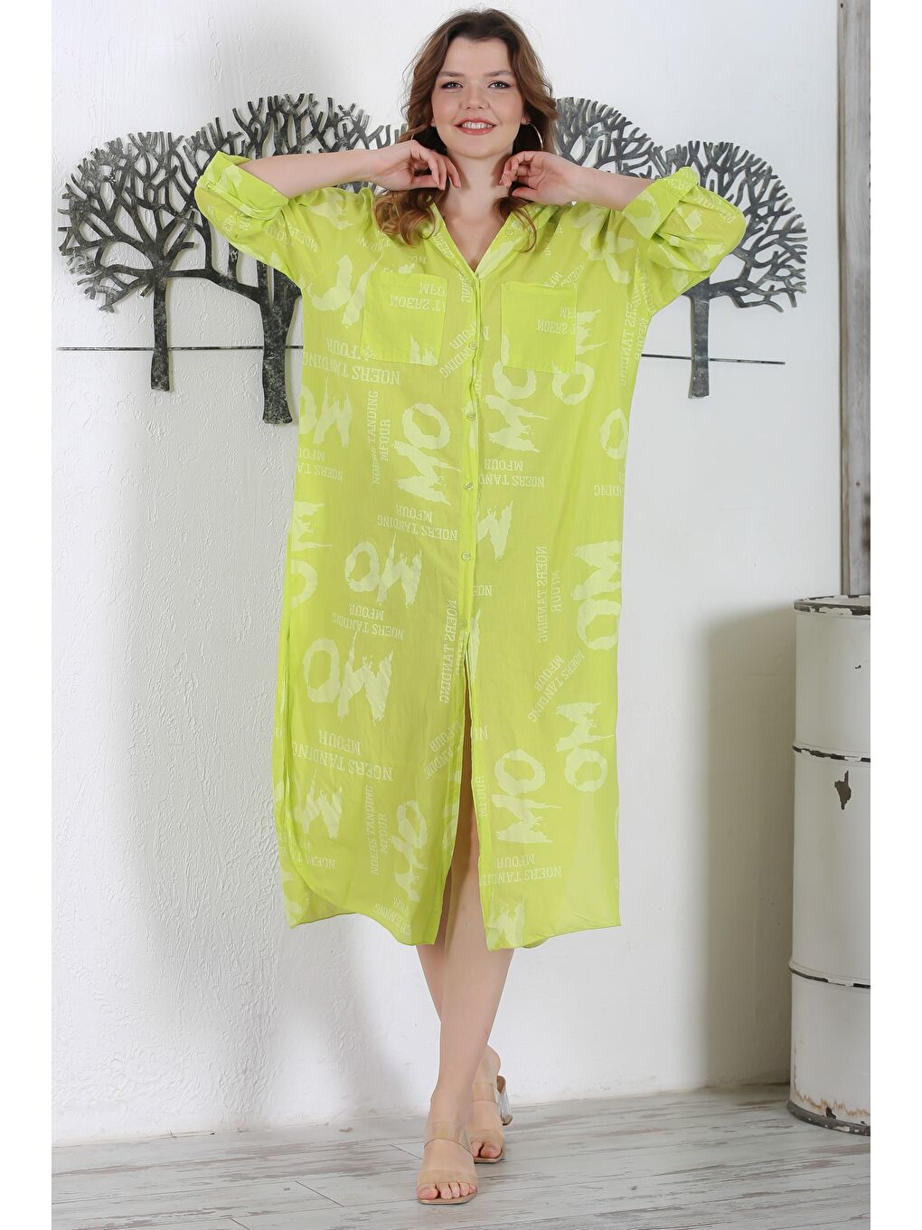 Yeşil İtalyan Limon Küfü Rengi Kapüşonlu Düğmeli Uzun Kollu Çift Cepli Allover Baskılı Dokuma Elbise
