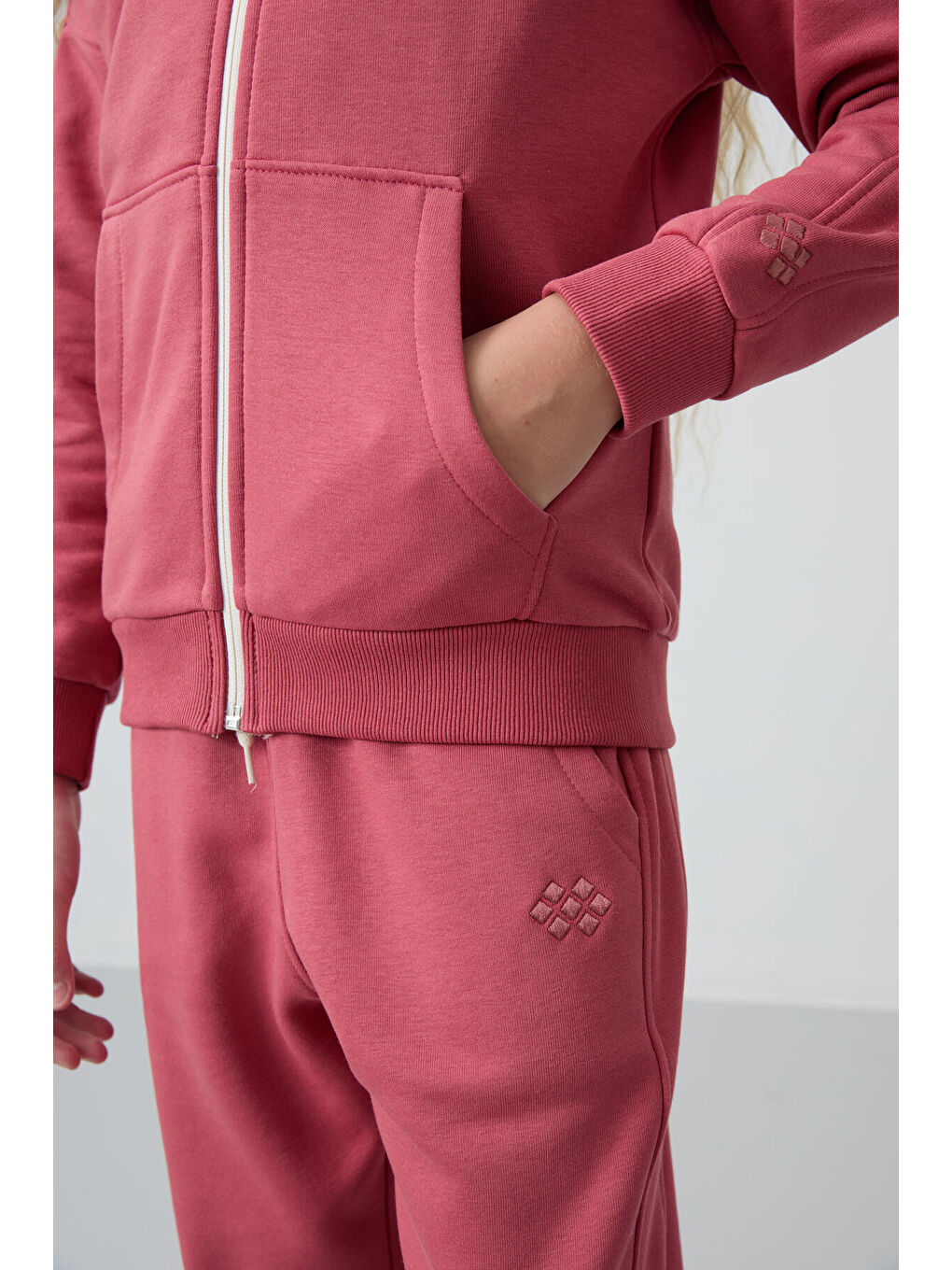 Pembe Yaban Gülü Pamuklu İçi Tüylü Yumuşak Dokulu Standart Fit Nakışlı Kız Çocuk Eşofman Takım - 75148-4