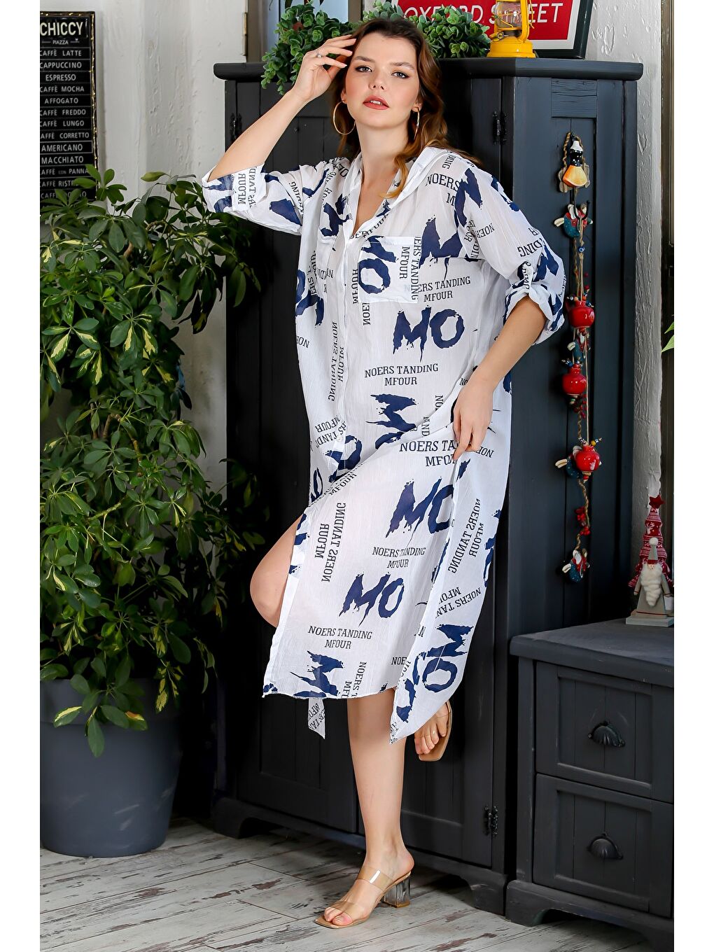 İtalyan Beyaz Kapüşonlu Düğmeli Uzun Kollu Çift Cepli Yırtmaçlı Allover Baskılı Dokuma Elbise 130 65