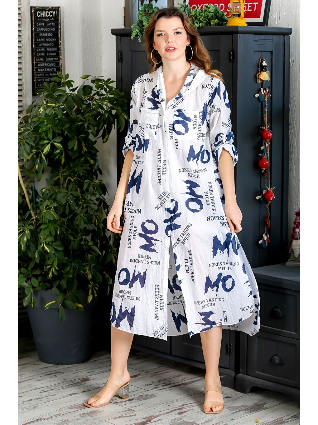 İtalyan Beyaz Kapüşonlu Düğmeli Uzun Kollu Çift Cepli Yırtmaçlı Allover Baskılı Dokuma Elbise 130 65-1