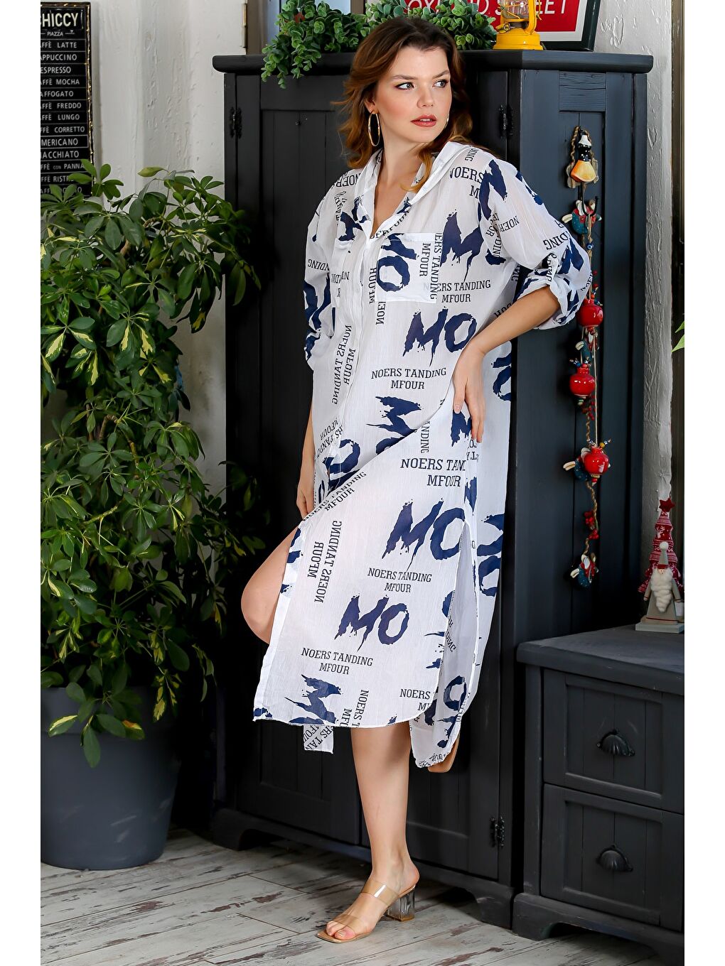 İtalyan Beyaz Kapüşonlu Düğmeli Uzun Kollu Çift Cepli Yırtmaçlı Allover Baskılı Dokuma Elbise 130 65-3