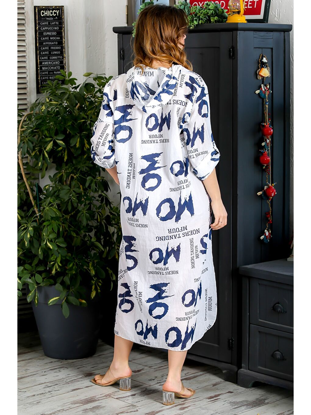 İtalyan Beyaz Kapüşonlu Düğmeli Uzun Kollu Çift Cepli Yırtmaçlı Allover Baskılı Dokuma Elbise 130 65-7