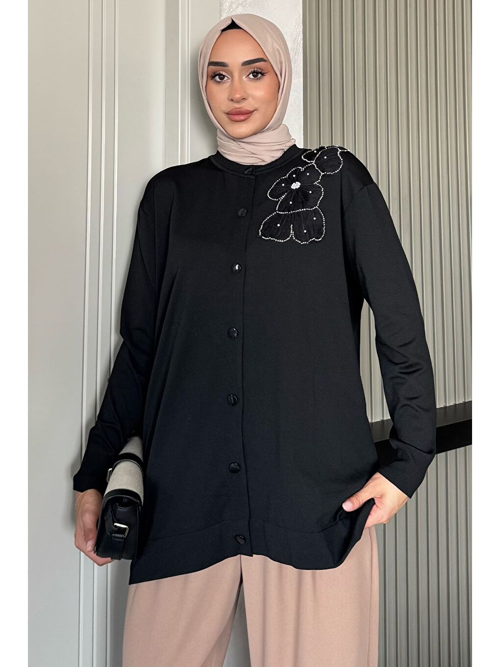Siyah Çiçek Figürlü Ön Düğmeli Tesettür Triko Hırka (s-m-l-xl Beden Uyumludur.)-1